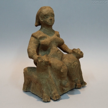 ESCULTURA MUJER CON ANIMALES - Terracota con carárcter primitivo firmada y fechada por el autor.